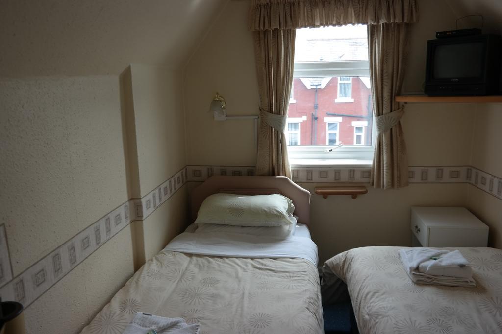 Olivers Strickley Over 35 Years Only Hotel Blackpool Room photo